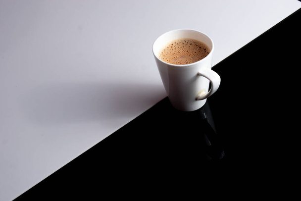 Una taza de té con mucho espacio de trabajo sobre un fondo blanco y negro - Foto, Imagen