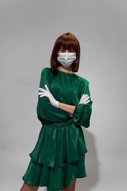  Moda kadın koronavirüsü, eldivenli model ve koruyucu tıbbi maske. - Fotoğraf, Görsel