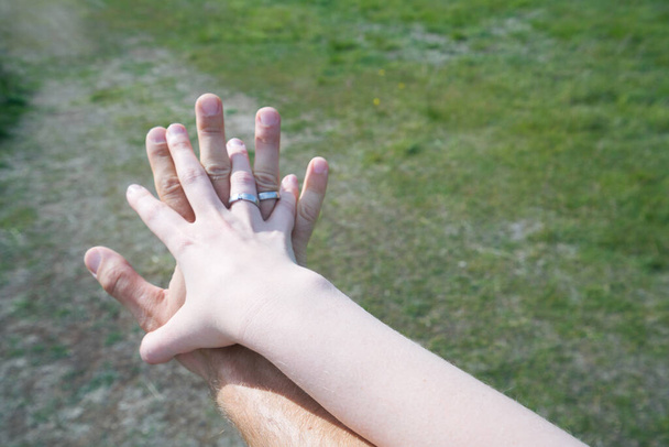 Руки пари один над іншим з кільцями у відпустці, медовий місяць
 - Фото, зображення