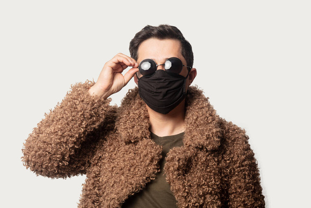 Стиль хлопця в ялинковому пальто з сонцезахисними окулярами та маскою для обличчя
  - Фото, зображення