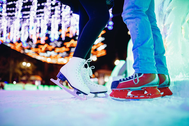 Casal amante de patinação no gelo se divertindo na neve férias de inverno iluminação noturna - Foto, Imagem