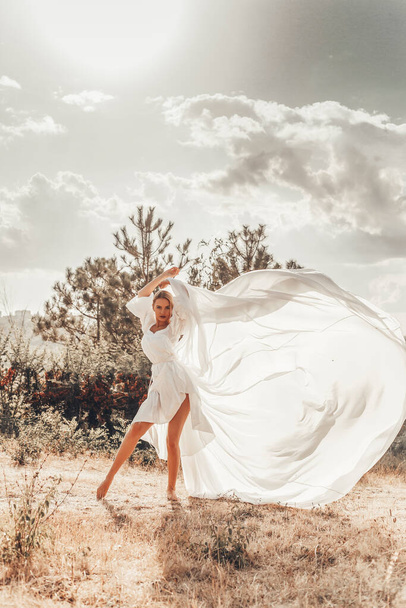 Hermosa mujer en vestido blanco - Foto, imagen