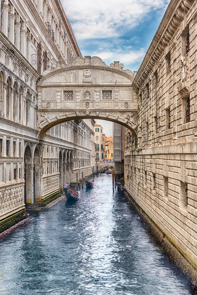 Kilátás az ikonikus Sóhajok hídjára, az egyik legfontosabb látnivaló és városnézés Velencében, Olaszországban - Fotó, kép