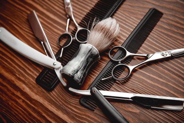 Pinsel und Rasiermesser zum Rasieren des Bartes. Konzept Hintergrund Friseur Männer, Friseursalon - Foto, Bild