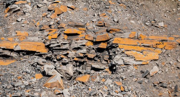 Γεωλογικό τμήμα του εδάφους, στρώματα χρυσού άνθρακα. Υπερφόρτωση ανοίξει ορυχείο ανθρακίτη. Συνέπειες μετά από έκρηξη βράχου - Φωτογραφία, εικόνα