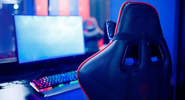 Professionelle Gamer Café-Raum mit leistungsstarken PC-Spiel Stuhl blaue Farbe. Konzept Cybersport Arena - Foto, Bild
