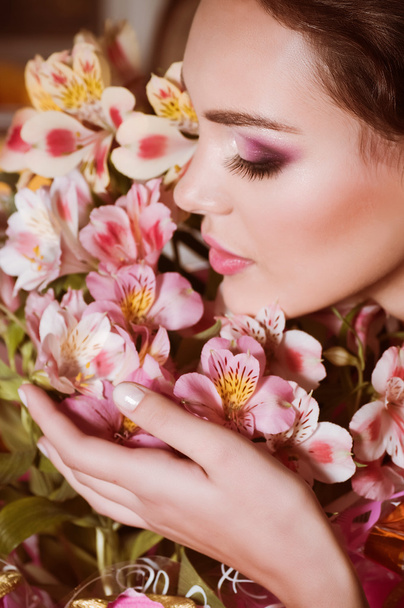 Mujer joven con flores - Foto, imagen