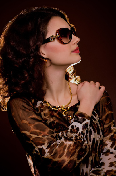 Jeune femme avec maquillage et lunettes de soleil
 - Photo, image