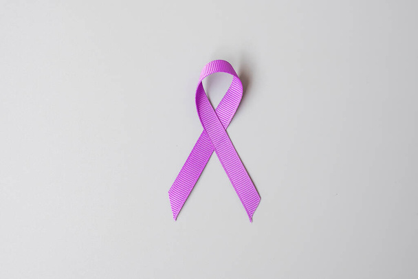 Rak trzustki, światowy Alzheimer, padaczka, toczeń i przemoc domowa Dzień świadomości miesiąc, kobieta trzymająca fioletową wstążkę za wspieranie ludzi żyjących. Koncepcja opieki zdrowotnej i Światowego Dnia Raka - Zdjęcie, obraz