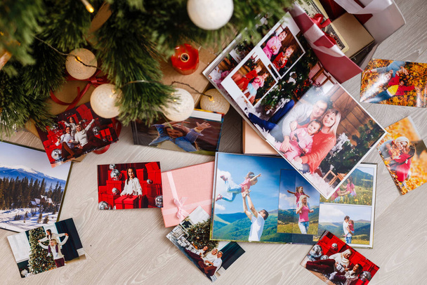 perheen valokuva-albumi lähellä joulukuusi - Valokuva, kuva