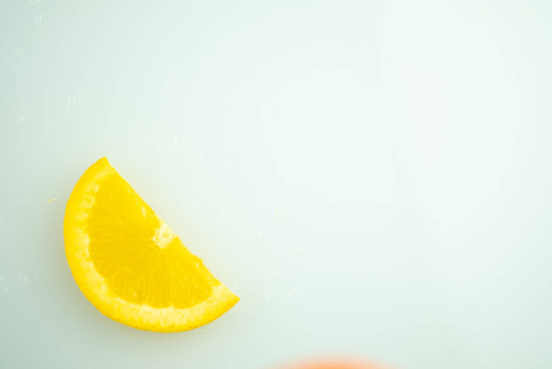 İnce dilimlenmiş portakalların parlak yarıları ve mesaj için boş bir yer. Üst görünüm - Fotoğraf, Görsel