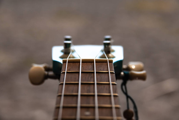 Closeup de ukulele e areias no fundo. - Foto, Imagem