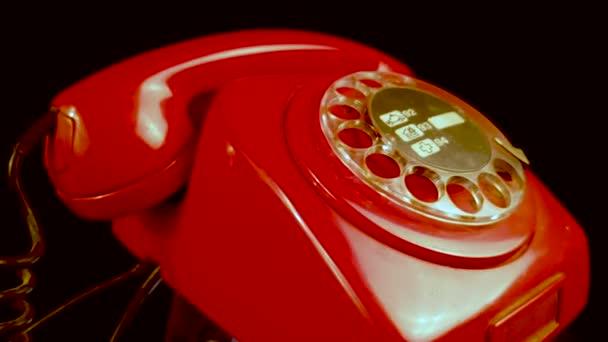 Vintage κόκκινο σταθερό τηλέφωνο με περιστροφικό επιλογέα στην οθόνη περιστροφής, κοντινό πλάνο - Πλάνα, βίντεο