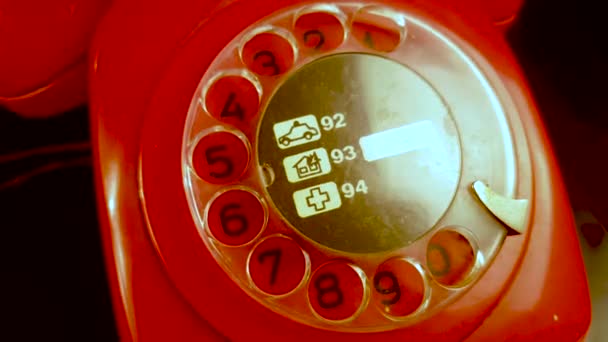 Yugoslavya Polisi 92 numarayı arıyor. 70 'lerin klasik Sabit Hattı Telefonu - Video, Çekim