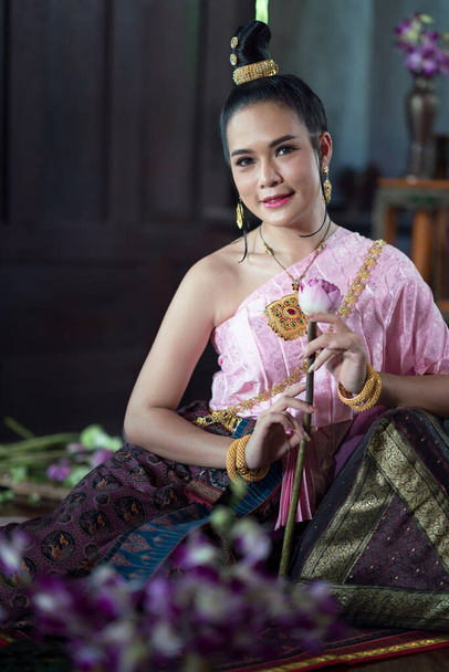 Le donne thailandesi indossano costumi tradizionali in tempi antichi Durante il periodo Ayutthaya - Foto, immagini