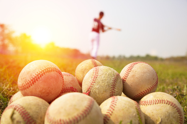 Baseballspelers praktijk Golf een vleermuis in een veld - Foto, afbeelding