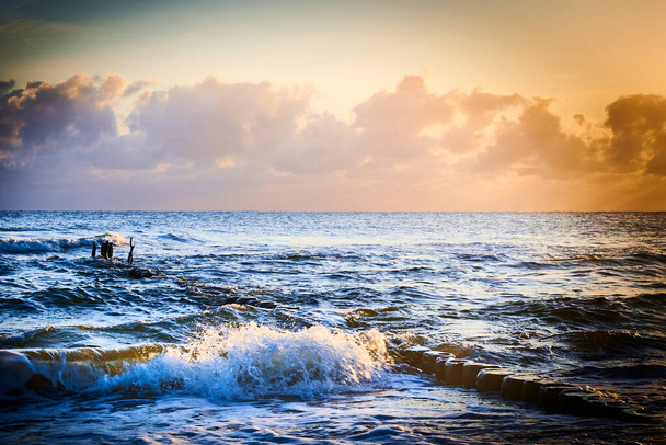 Ilmakehän ja unenomainen aamu aurinko meren rannalla Usedom, Saksa. - Valokuva, kuva