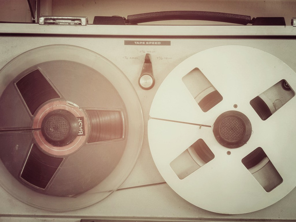 古いテープ レコーダー - 写真・画像