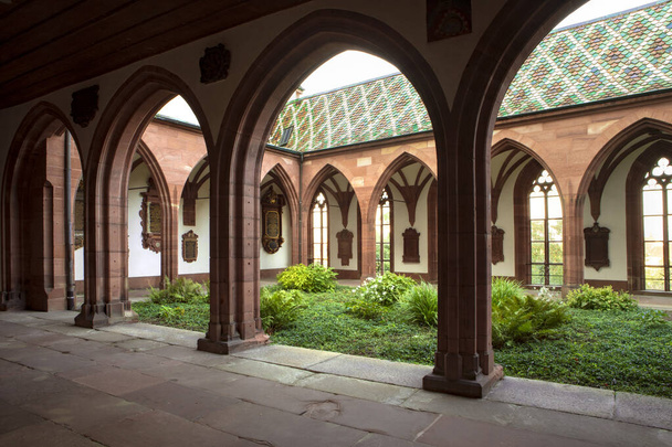 Plantas verdes en el patio interior de la Catedral de Basilea. Claustro con arco y jardín interior. Suiza. - Foto, imagen