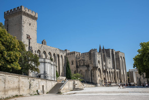 Avignon, Frankreich - 7. Juli 2020: Monumentaler mittelalterlicher Palast der Päpste in Avignon - Foto, Bild