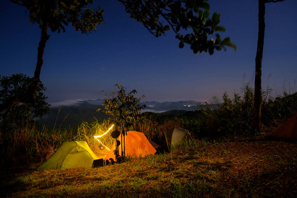 Khao Chang Phueak Berg in der Nacht mit Zelten - Foto, Bild