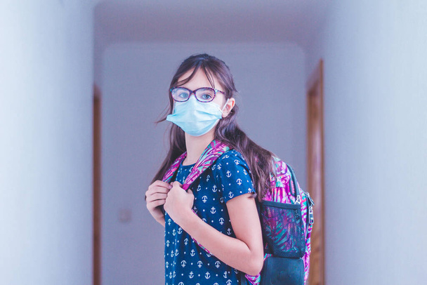 vissza az iskolába sebészeti maszkokkal a coronavirus covid-19 elleni védelem érdekében - Fotó, kép