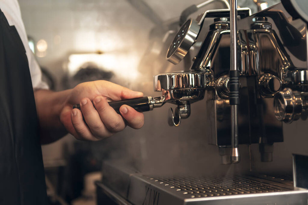 Kahve makinesi ya da barista, otomatik kahve makinelerini kullanarak, konsantre içecekleri damıtarak, müşteri hizmetleri için, insanlar için ve iş kavramı için çalışırlar.. - Fotoğraf, Görsel