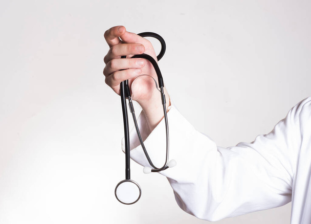 médico con estetoscopio y bata blanca en la profesión médica - Foto, Imagen