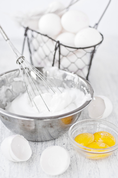 Brancos de ovo com uísque
 - Foto, Imagem