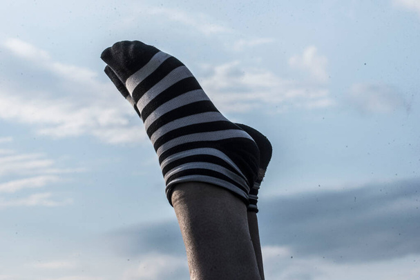 Socken an menschlichen Füßen, Menschen ohne Schuhe an ihren Füßen - Foto, Bild
