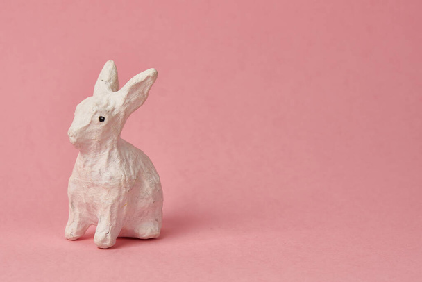 Pääsiäispupu vaaleanpunaisella taustalla lelu eläinten vapaapäivät - Valokuva, kuva