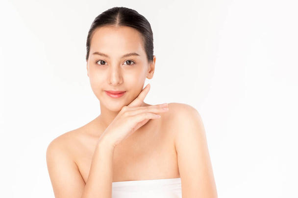 Joven asiática belleza mujer tocando en belleza facial piel. Cuidado facial natural y concepto de cuidado de la piel. - Foto, Imagen