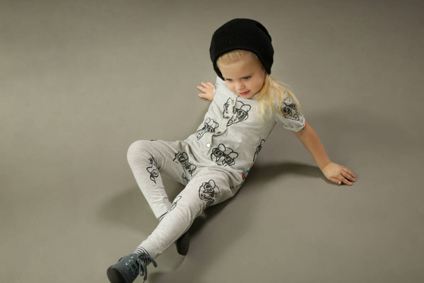 スタジオショットの3歳ファッショナブルな子供上の灰色の背景 - 写真・画像