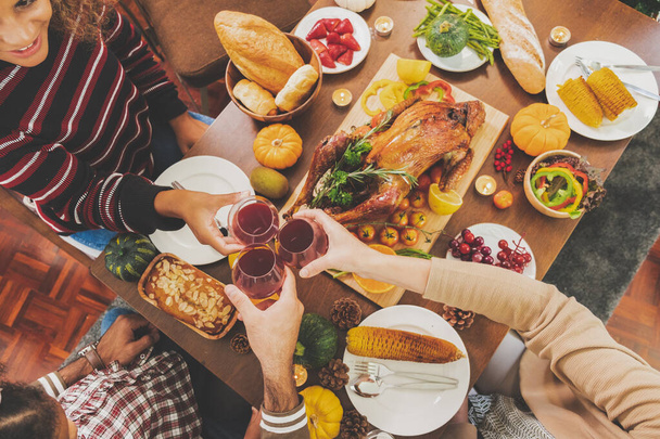 Top view tafel gelukkig Thanksgiving diner feest met familie en eten met kalkoen op tafel - Foto, afbeelding