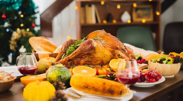 close-up kalkoen op tafel gelukkig Thanksgivning diner met familie. - Foto, afbeelding