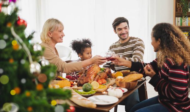 Wesołych Świąt Dziękczynienia obiad z rodziną i żywności z indykiem na stole - Zdjęcie, obraz