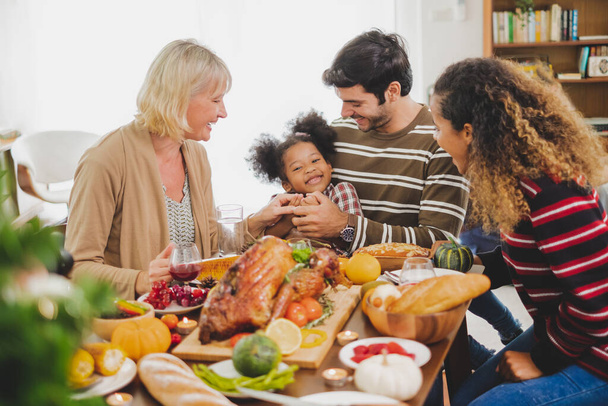 Felice cena del Ringraziamento con famiglia e cibo con tacchino sul tavolo - Foto, immagini