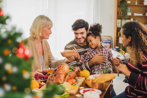 Happy Thanksgivning Dinner Party mit Familie und Essen mit Truthahn auf dem Tisch - Foto, Bild