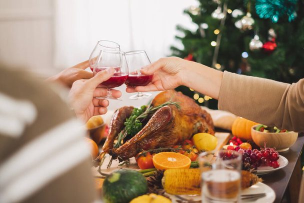 Happy Thanksgiving večeře s rodinou a jídlo s krocanem na stole - Fotografie, Obrázek