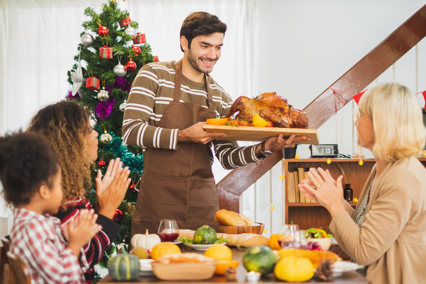 Feliz cena de Acción de Gracias con la familia y la comida con pavo en la mesa - Foto, imagen