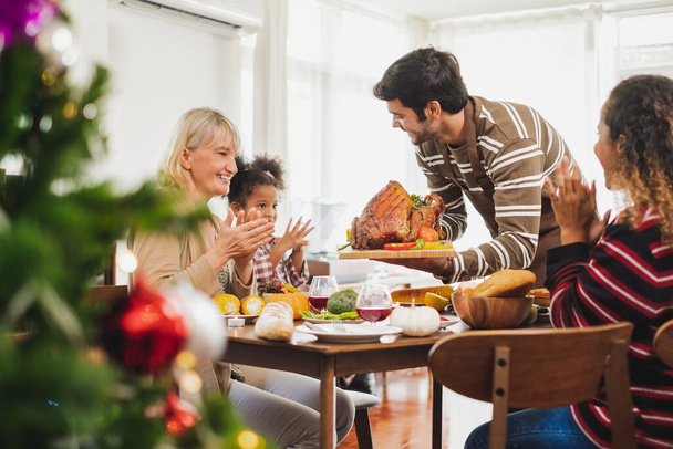 С Днем благодарения ужин с семьей и еда с индейкой на столе - Фото, изображение