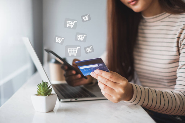 Κοντινό χέρι γυναίκα χρησιμοποιώντας τηλέφωνο και πιστωτική κάρτα για online ψώνια και την έννοια της πληρωμής - Φωτογραφία, εικόνα