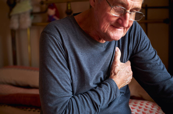 Idősebb férfi egészségügyi problémák otthon szorongató mellkas fájdalom - Fotó, kép
