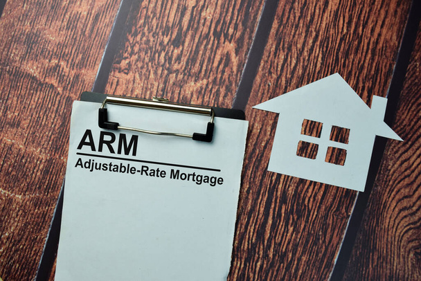 ARM - Adjustable-Rate Hipoteka napisać na papierach odizolowanych na biurku. - Zdjęcie, obraz