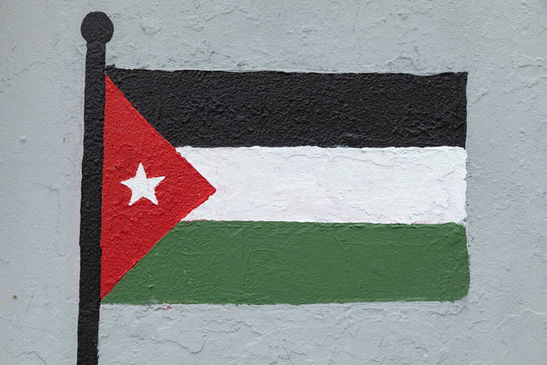Παιδικό σχέδιο, της σημαίας της Ιορδανίας, ζωγραφισμένο σε τοίχο. - Φωτογραφία, εικόνα