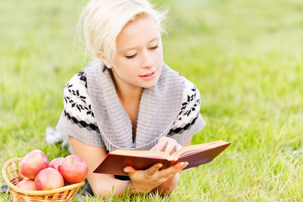 Urocza dziewczyna czyta książki. - Zdjęcie, obraz