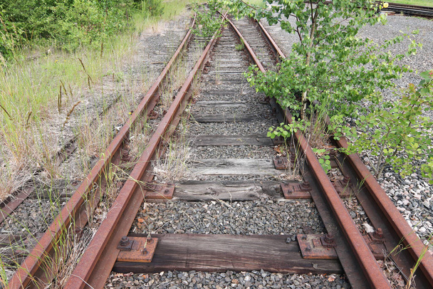 Конец старой железнодорожной линии - слепая трасса - Фото, изображение