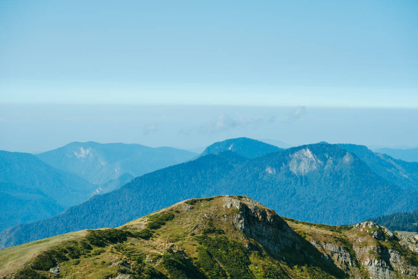 fondo de pantalla natural con altas montañas en la niebla y la colina verde - Foto, imagen