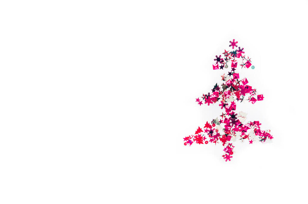 Ábra egy karácsonyfa fehér háttér fényes színes konfetti. Boldog új évet és boldog karácsonyt! Fényes karácsonyfa izolátum. - Fotó, kép