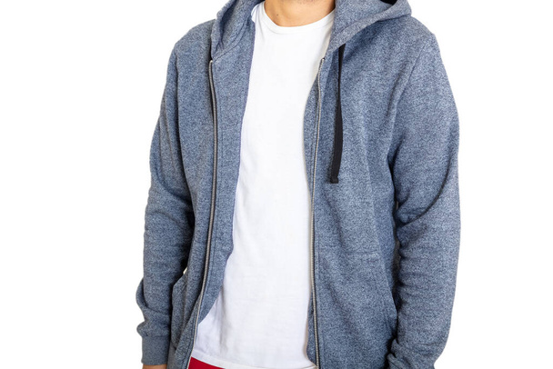 Jeune homme portant un t-shirt blanc et un sweat à capuche de couleur bleue grise isolé sur fond blanc, vue rapprochée. Vêtements masculins occasionnels, modèle de publicité - Photo, image